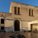 In un angolo notiamo infine una malmessa struttura di due piani con finestre rettangolari e un alto arco come ingresso: una pertinenza dell�antica dimora dell�arcivescovo non visibile dalla strada
